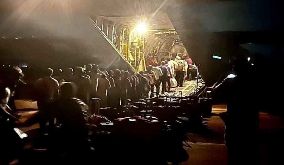 अंधेरे में विमान उतारकर 121 भारतीयों को बचाया, सूडान में एयरफोर्स का हैरतअंगेज अभियान.. 42 अंधेरे में विमान उतारकर 121 भारतीयों को बचाया, सूडान में एयरफोर्स का हैरतअंगेज अभियान.. December 2, 2025