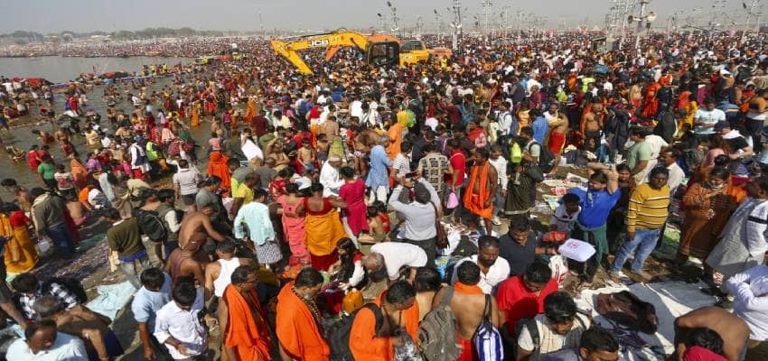 महाकुंभ में आखिरी वीकेंड पर भारी भीड़: योगी सरकार के निर्देशों के बावजूद श्रद्धालु 10 किमी तक पैदल चलने को मजबूर February 22, 2025